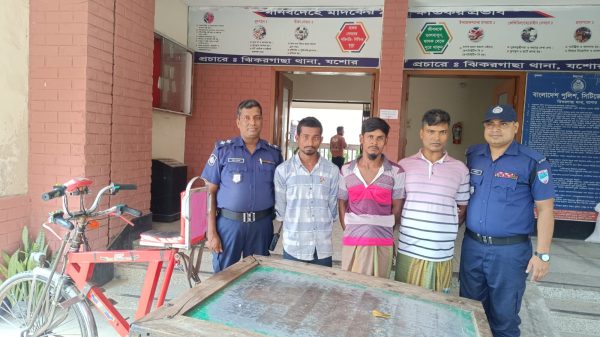 ঝিকরগাছায় ভ্যানচালক হত্যাকান্ডে জড়িত ৩ আসামী আটক