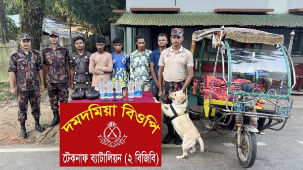 টেকনাফে চোলাই মদসহ ইজিবাইক আটক গ্রেফতার ৫