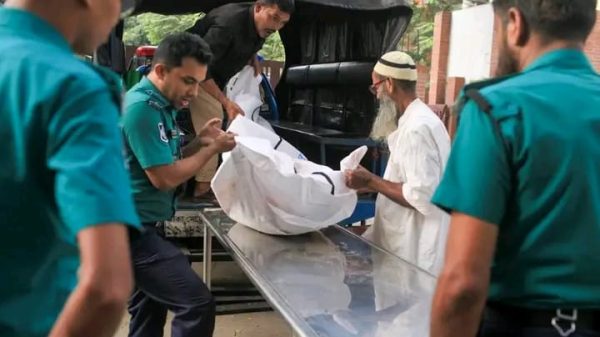 মেট্রোরেল থেকে স্প্রিং ছিটকে পথচারীর মৃত্যু তদন্তের দাবিতে সরব সাধারণ মানুষ
