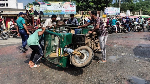 খুলনার গল্লামারী বাজারের প্রধান সড়কের বেহাল দশা: প্রতিনিয়ত উল্টে পড়ছে অটো, জনদুর্ভোগ চরমে