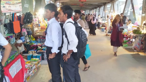 ফুটপাতের পর এবার ওভারব্রিজও হকারদের দখলে