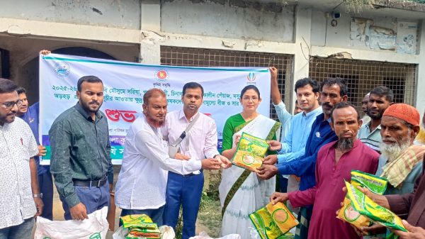 বেলকুচিতে প্রান্তিক কৃষকদের বীজ ও সার বিতরণ