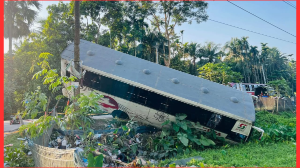 গৌরনদীতে সাকুরা পরিবহন নিয়ন্ত্রণ হারিয়ে খাদে আহত ১৪।