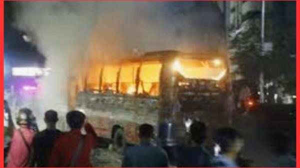 মহাখালীতে চলন্ত বাসে আগুন, হতাহতের ঘটনা হয়নি