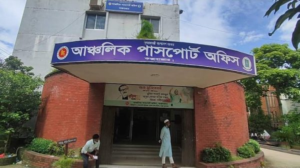 কক্সবাজার আঞ্চলিক পাসপোর্ট অফিসে দালালের গোপন টিপস ছাড়া ফাইল চলে না।