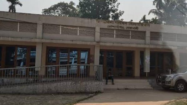 নোয়াখালীতে বিএনপি নেতা কুরবানির মাংস বাগিয়ে ভূরিভোজ