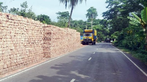বরিশাল-ঢাকা মহাসড়কের ও আঞ্চলিক সড়ক দখল করে গৌরনদীতে
