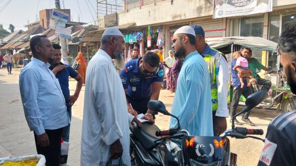ফরিদপুরের ট্রাফিক পুলিশের অভিযানে ৫০টি অবৈধ মোটরসাইকেল জব্দ