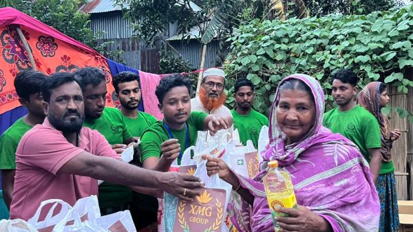 ফরিদপুরে এক্স এমজি মিউজিক গ্রুপের উদ্যোগে শতাধিক দুস্থ পরিবারের মাঝে খাদ্য সহায়তা