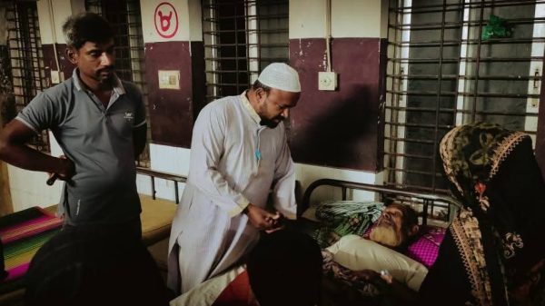 যশোরের স্বাস্থ্য কমপ্লেক্সে রোগীদের খোঁজ নিলেন কাউরিয়া কল্যাণ সংঘ সভাপতি