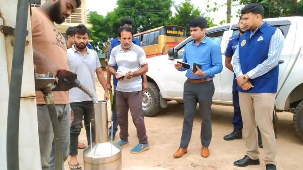 ফরিদপুরের ফিলিং স্টেশনে মোবাইল কোর্ট অভিযান