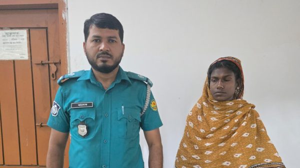 কারওয়ান বাজারে মাদক মামলার ওয়ারেন্টভুক্ত নারী গ্রেপ্তার