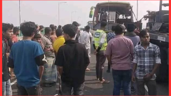 আড়িয়াল খাঁ সেতুতে ভয়াবহ দুর্ঘটনা: নিহত ৩, আহত অন্তত ১৫