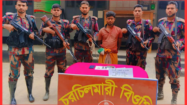 বিশেষ অভিযান পরিচালনা করে, পিস্তলসহ এক ব্যাক্তিকে আটক করেন।