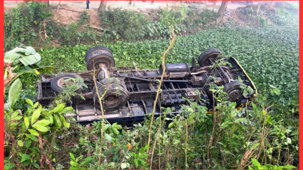 সালথায় মহাসড়কে ট্রাক সংঘর্ষ, চালক ও হেলপার গুরুতর আহত