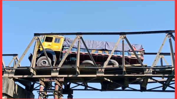 ঝুঁকিপূর্ণ রত্না নদীর ব্রিজে পাথরবোঝাই ট্রাক আটকে জনদুর্ভোগ