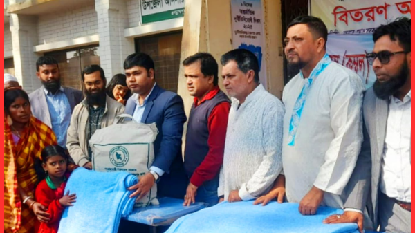 জগন্নাথপুরে দরিদ্র ও পথশিশুদের জন্য ‘স্বপ্নজয়ী পাঠশালা’তে বেঞ্চ, খাদ্য ও শীতবস্ত্র বিতরণ