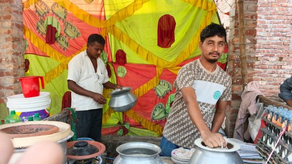 কিশোরগঞ্জের বাজারে শীতের পিঠার জমজমাট আমেজ