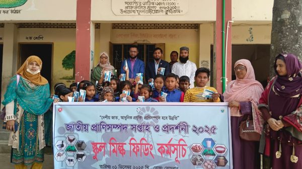 জাতীয় প্রাণিসম্পদ সপ্তাহ উপলক্ষে ফুলবাড়ীতে শিক্ষার্থীদের পুষ্টিবর্ধক দুধ বিতরণ