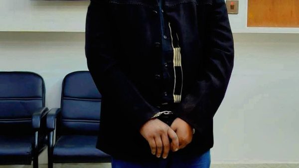 চাঁপাইনবাবগঞ্জ টোলপ্লাজায় পিস্তল ও গুলিসহ যুবক আটক