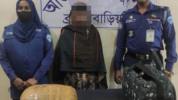 আশুগঞ্জে পুলিশের অভিযানে ৫ কেজি গাঁজা উদ্ধার, নারী মাদককারবারি গ্রেফতার