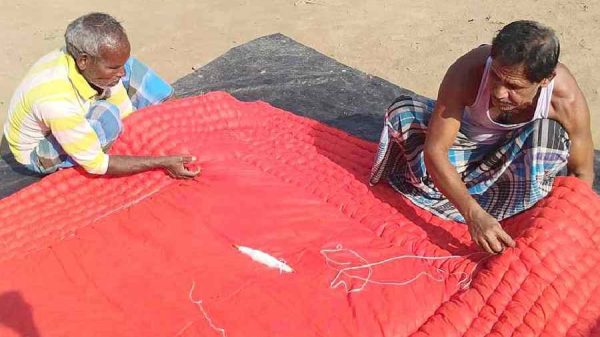 নওগাঁর আত্রাইয়ে ব্যস্ত সময় পার করছেন লেপ-তোষকের কারিগরেরা