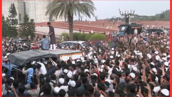 ঢাবিতে নেওয়া হচ্ছে শহীদ শরিফ ওসমান হাদির মরদেহ