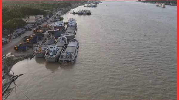 খুলনা নদীবন্দর অবকাঠামো সংকটে, পণ্য খালাস অর্ধেকে নেমেছে