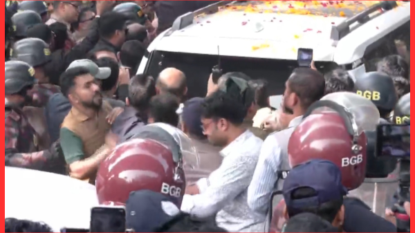 তারেক রহমান ঢাবিতে ওসমান হাদির সমাধি জিয়ারতে পৌঁছেছেন