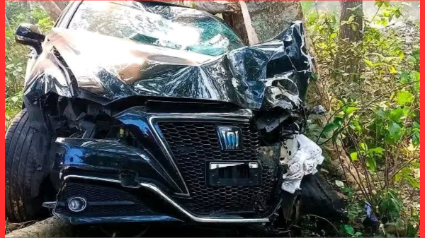 কুষ্টিয়ায় সড়ক দুর্ঘটনার কবলে রয়েল এনফিল্ড শো-রুমের পরিচালকের গাড়ি