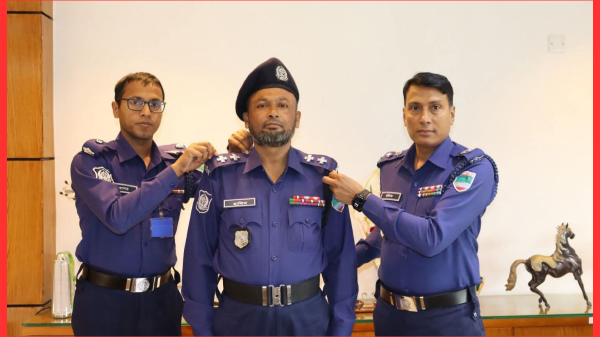 যশোরে এসআই পদে পদোন্নতি পাওয়া কর্মকর্তাকে র‍্যাংক ব্যাজ পরালেন পুলিশ সুপার