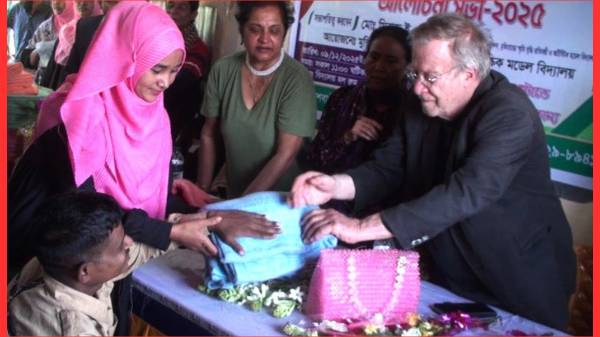 পার্বতীপুরে মুক্তিযোদ্ধা স্মৃতি বুদ্ধি প্রতিবন্ধী মডেল বিদ্যালয়ে অভিভাবক সমাবেশ ও শীতবস্ত্র বিতরণ