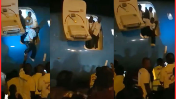 সিঁড়ি না থাকায় বিমান থেকে লাফিয়ে নামলেন যাত্রীরা