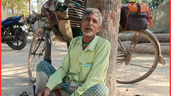 বংশের পেশায় টিকে থাকা মন্টু রবিদাসের সংগ্রাম