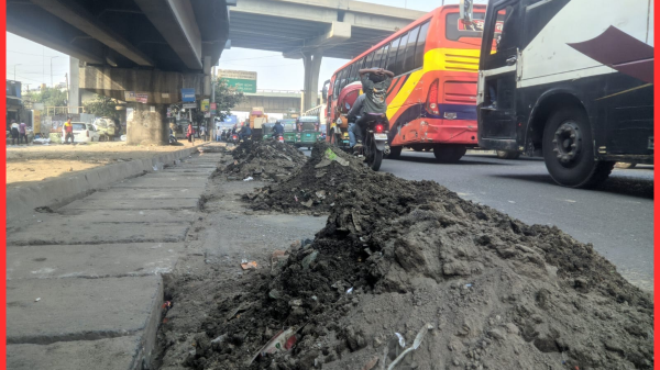 কুড়িল বিশ্বরোডে সড়কের পাশে ড্রেনের বর্জ্য জমে চলাচলে ভোগান্তি