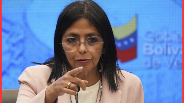 ভেনেজুয়েলায় রদ্রিগেজের নেতৃত্বে অন্তর্বর্তী সরকার কার্যকর ভেনেজুয়েলায় সুপ্রিম কোর্টের রায়ে ভাইস প্রেসিডেন্ট ডেলসি রদ্রিগেজ এখন থেকে অন্তর্বর্তী প্রেসিডেন্টের দায়িত্ব পালন করবেন। আদালত জানায়, প্রেসিডেন্ট নিকোলাস মাদুরোর অনুপস্থিতিতে প্রশাসনিক কার্যক্রমের ধারাবাহিকতা এবং দেশের নিরাপত্তা নিশ্চিত করতে রদ্রিগেজকে এই দায়িত্ব দেওয়া জরুরি। প্রেসিডেন্টের অনুপস্থিতিতে রাষ্ট্র পরিচালনা ও সার্বভৌমত্ব রক্ষায় আইনগত কাঠামো নির্ধারণের জন্য আদালত আরও আলোচনা চালাবে। এর আগে মার্কিন প্রেসিডেন্ট ডনাল্ড ট্রাম্প জানিয়েছেন, রদ্রিগেজ যুক্তরাষ্ট্রের সঙ্গে সহযোগিতা করলে দেশটিতে সেনা মোতায়েনের প্রয়োজন হবে না। ট্রাম্প বলেন, ডেলসি রদ্রিগেজ ইতোমধ্যেই শপথ গ্রহণ করেছেন এবং মার্কিন পররাষ্ট্রমন্ত্রী মার্কো রুবিওর সঙ্গে কাজ করতে রাজি হয়েছেন। নিকোলাস মাদুরোর আটক হওয়ার পর ভেনেজুয়েলার নিয়ন্ত্রণ কে করবে, তা নিয়ে আন্তর্জাতিক মহলে প্রশ্ন উঠেছে।