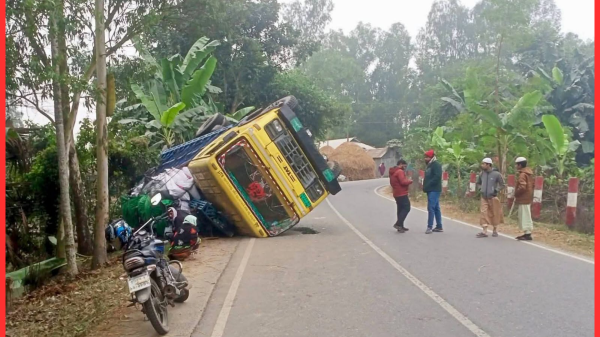 দক্ষিণ রহিমপুরে ট্রাক দুর্ঘটনা: স্কুল শিক্ষার্থীদের নিরাপত্তা নিয়ে উদ্বেগ
