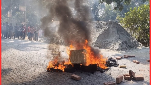 মাদারীপুরে কাভার্ডভ্যানের ধাক্কায় দুই নারীসহ তিনজন নিহত, মহাসড়কে যান চলাচল বন্ধ