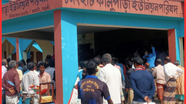 নওগাঁর আত্রাইয়ে টিসিবির পণ্য এখন অসহায় মানুষের ভরসা