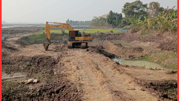 নওগাঁর আত্রাইয়ে ভেকু দিয়ে মাটি কাটায় ফসলি জমি হুমকিতে