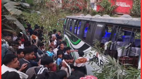 ঢাকা-বরিশাল মহাসড়কে বাসচাপায় ইজিবাইকের ৬ যাত্রী নিহত