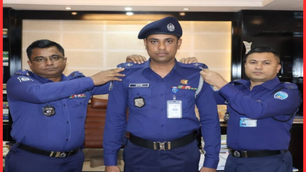 ব্রাহ্মণবাড়িয়ায় পদোন্নতিপ্রাপ্ত পুলিশ সদস্যদের র‍্যাংক ব্যাজ পরিধান