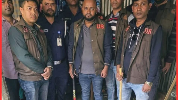 চকসূত্রাপুরে সংঘর্ষ, পুলিশের অভিযানে অস্ত্র উদ্ধার