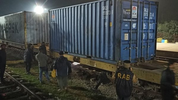 নরসিংদী রেলস্টেশনে র‍্যাবের অভিযানে ট্রেন থেকে গাঁজার চালান জব্দ