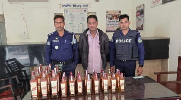 ঝিনাইগাতীতে মাদকবিরোধী অভিযানে ৩৫ বোতল ভারতীয় মদসহ অটোচালক আটক