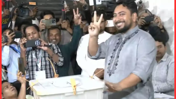 ভোট দিলেন এনসিপি আহ্বায়ক নাহিদ ইসলাম