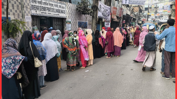 উৎসবমুখর পরিবেশে চলছে ভোটগ্রহণ, সকাল থেকেই কেন্দ্রে ভোটারদের ভিড়