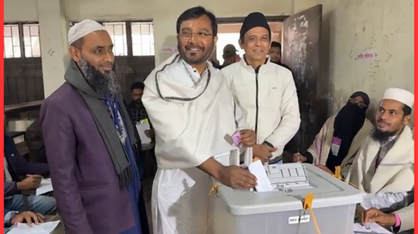 এবি পার্টির চেয়ারম্যান মঞ্জু ভোট দিলেন ফেনীতে