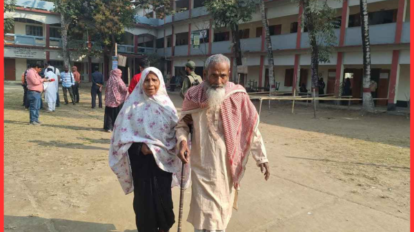 অসুস্থ ৮৬ বছরের বৃদ্ধ স্ত্রীকে নিয়ে ভোট কেন্দ্রে