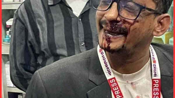 মাহুতোলা কেন্দ্রে ব্যালটে সিল মারার দৃশ্য ধারণ: সাংবাদিক টিটুর ওপর হামলা